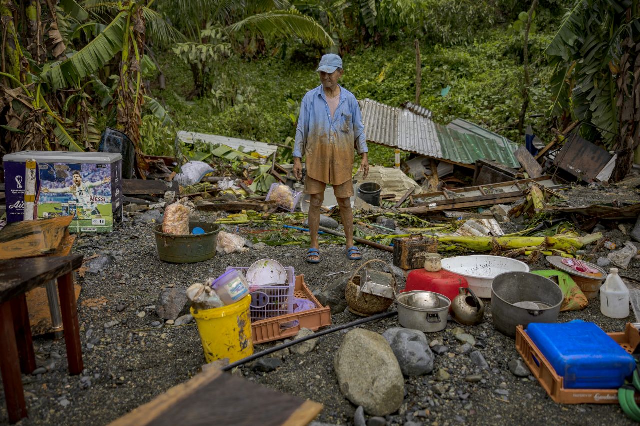 <p>Наводнени улици превърнаха цели квартали в езера, докато жителите се опитват да се върнат към домовете си, останали под вода след разрушителния тайфун &bdquo;Фунуон&ldquo;</p>