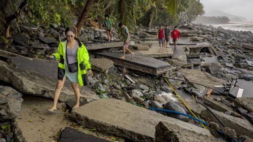 Бурята на ужаса: Тайфунът „Фунуон“ помете Филипините - деца сред загиналите, милиони без дом и ток