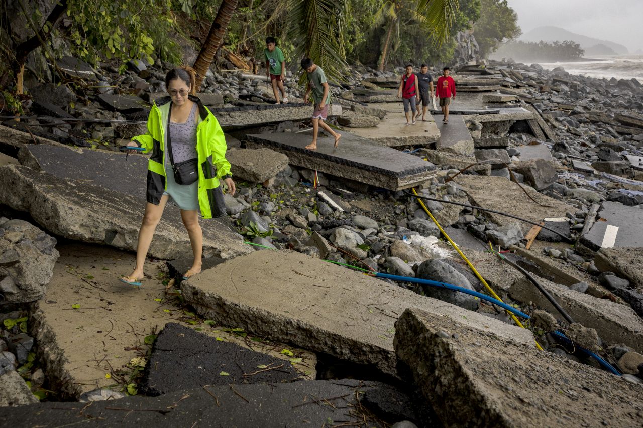 <p>Наводнени улици превърнаха цели квартали в езера, докато жителите се опитват да се върнат към домовете си, останали под вода след разрушителния тайфун &bdquo;Фунуон&ldquo;</p>
