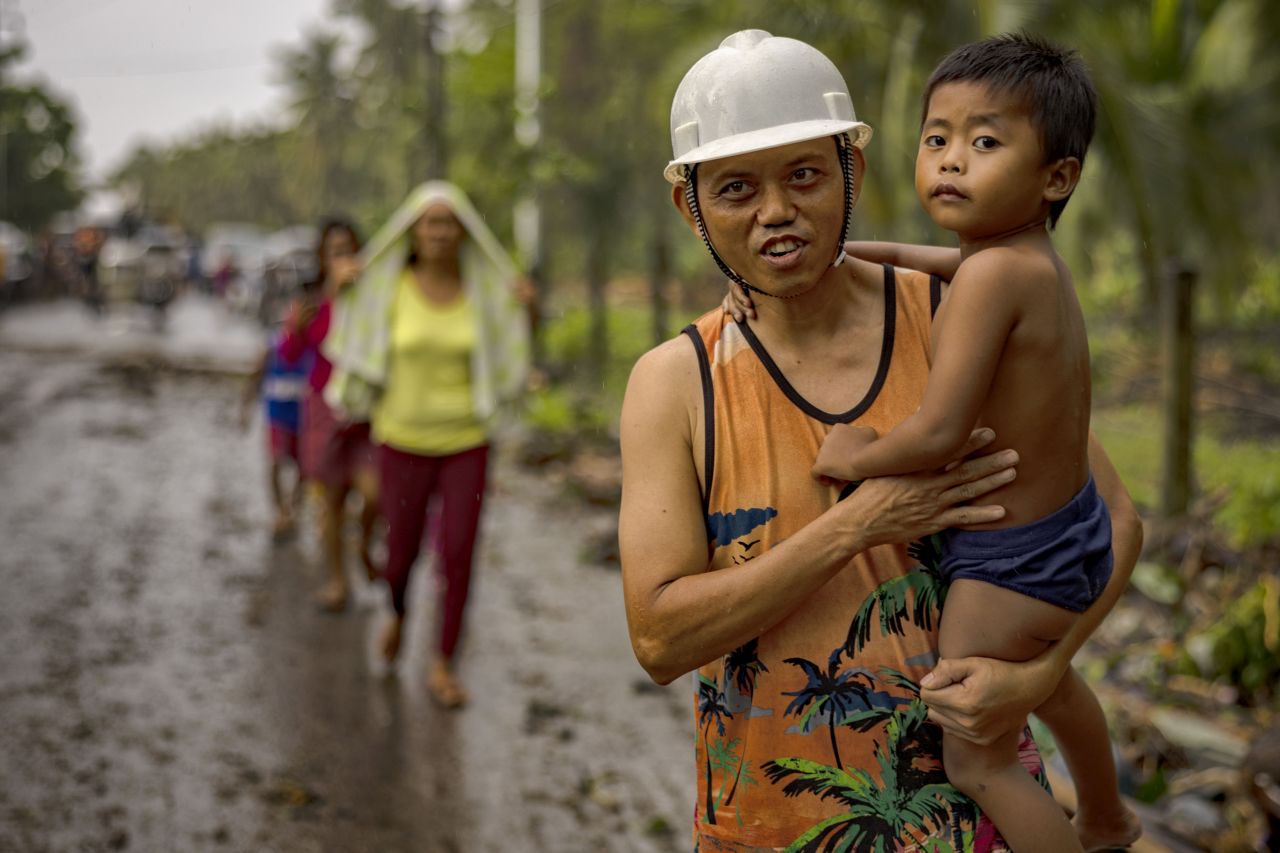 <p>Наводнени улици превърнаха цели квартали в езера, докато жителите се опитват да се върнат към домовете си, останали под вода след разрушителния тайфун &bdquo;Фунуон&ldquo;</p>