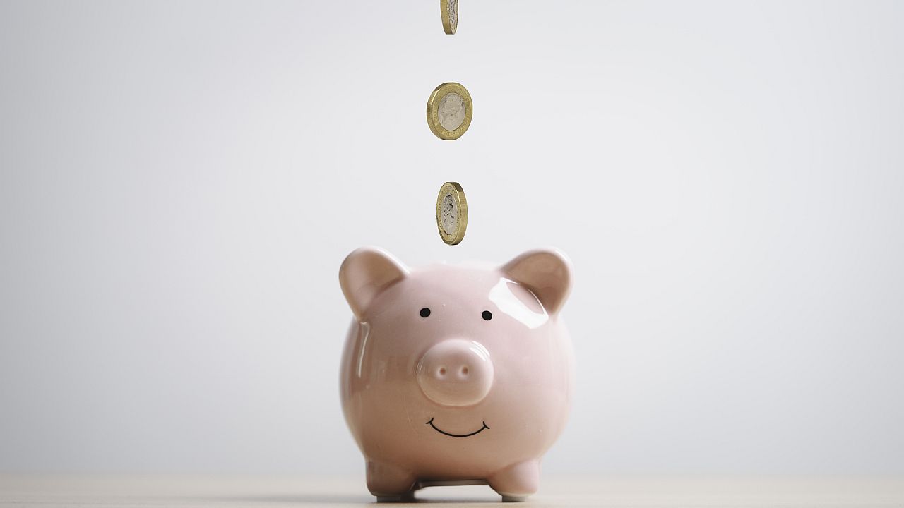 <p><strong>Правилото &bdquo;първо за себе си&ldquo; (автоматизация)</strong></p>

<p>Най-голямата грешка е да се заделя това, което е останало в края на месеца. Обикновено не остава нищо. Нека определена сума всеки месец директно да отива в &bdquo;касичката&ldquo;. Бързо ще свикнете да живеете с останалата сума и няма да усещате дефицит.</p>