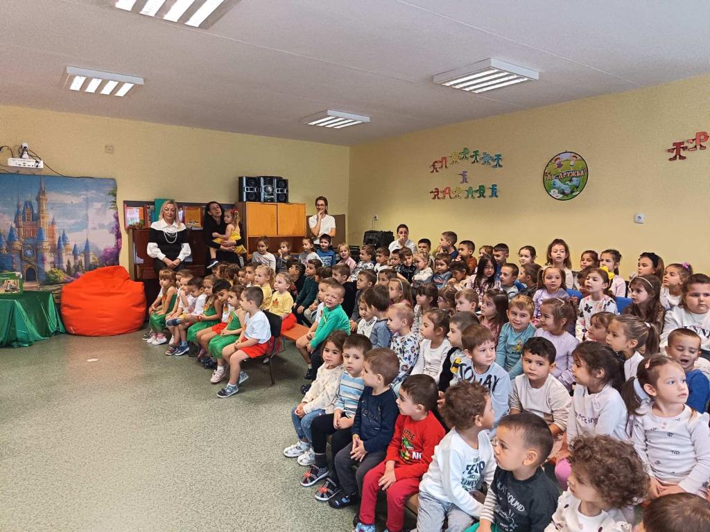 Ники Василковски чете приказки в Плевен