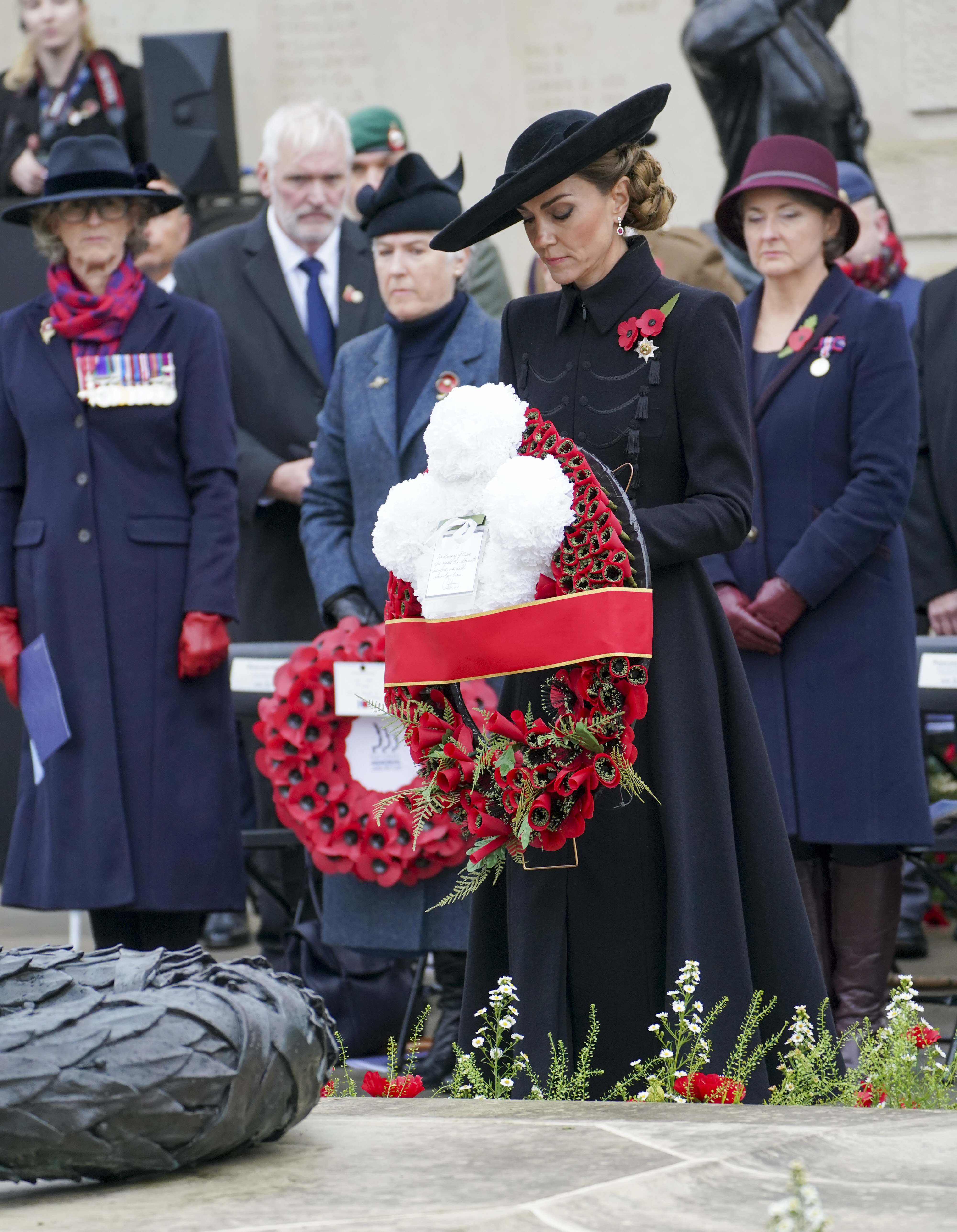 <p>Принцесата на Уелс направи специална поява за Деня на примирието &ndash; събитие, което обикновено е запазено за членове на британското кралско семейство. 43-годишната Кейт Мидълтън представляваше монархията на възпоменателна служба в Мемориала на въоръжените сили към Националния мемориален дендрариум на 11 ноември.</p>