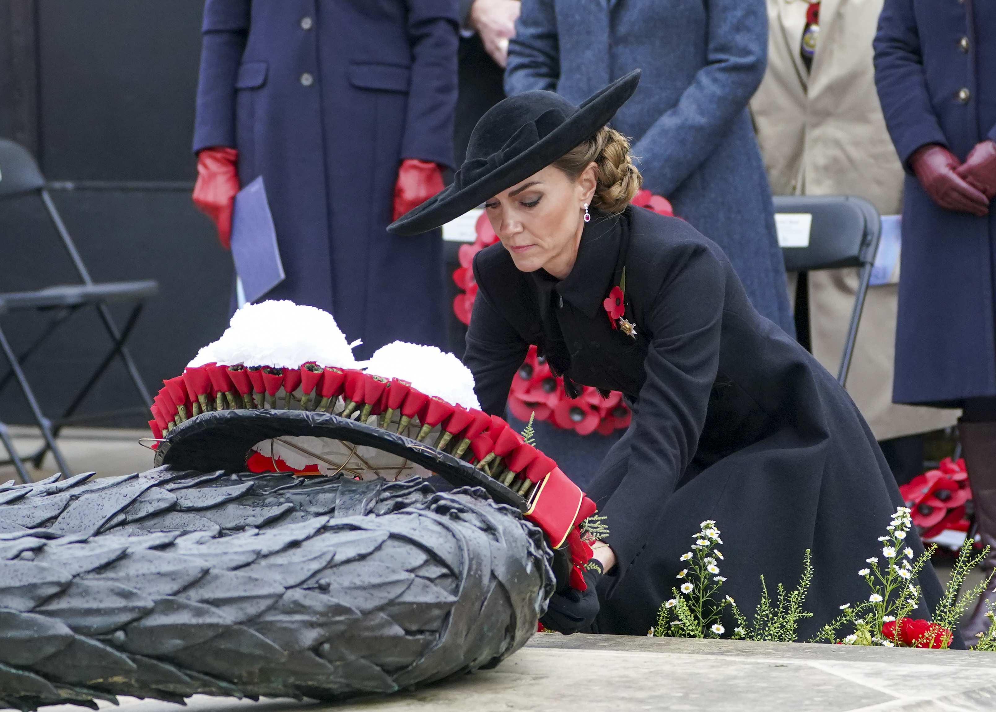 <p>Принцесата на Уелс направи специална поява за Деня на примирието &ndash; събитие, което обикновено е запазено за членове на британското кралско семейство. 43-годишната Кейт Мидълтън представляваше монархията на възпоменателна служба в Мемориала на въоръжените сили към Националния мемориален дендрариум на 11 ноември.</p>