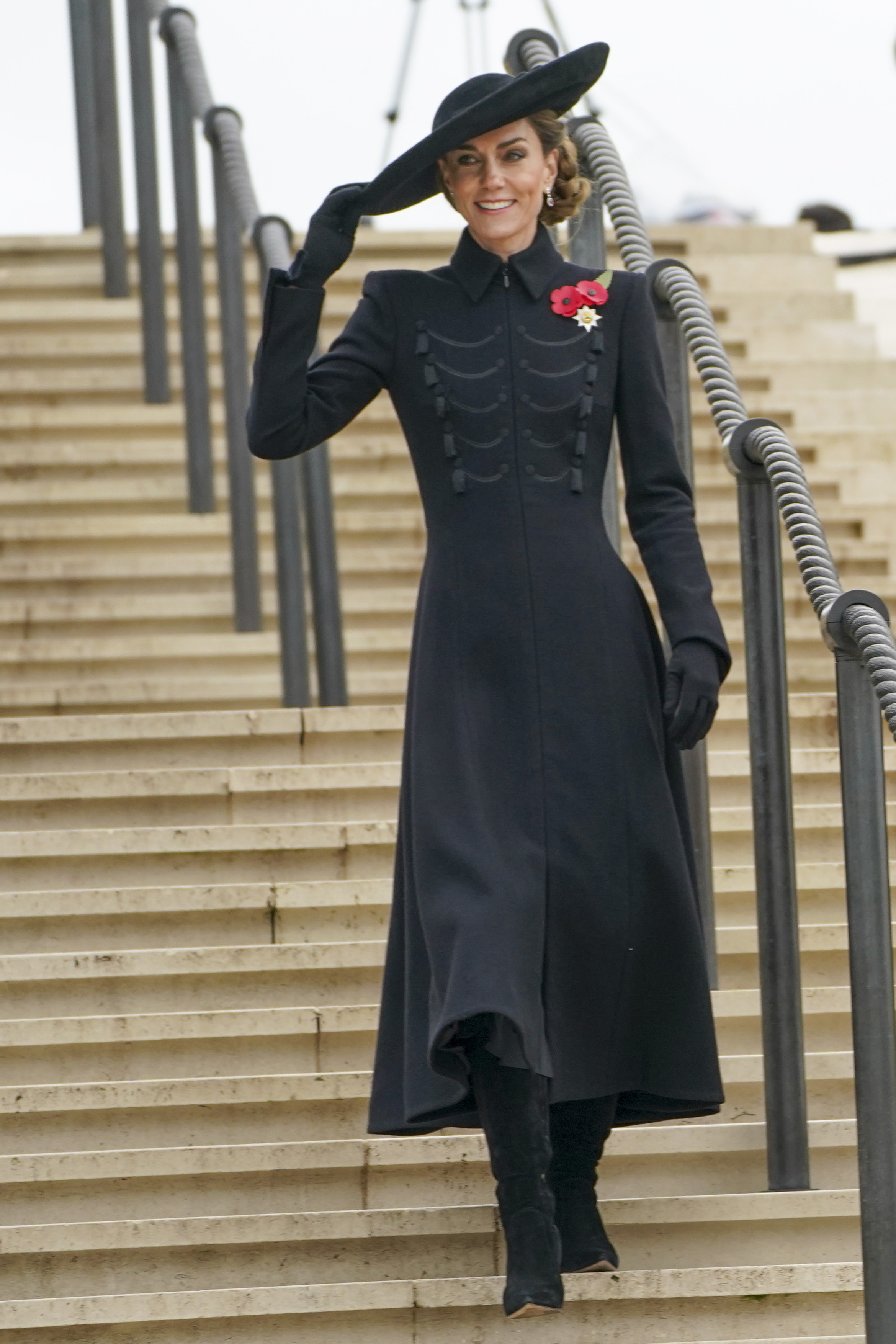 <p>Принцесата на Уелс направи специална поява за Деня на примирието &ndash; събитие, което обикновено е запазено за членове на британското кралско семейство. 43-годишната Кейт Мидълтън представляваше монархията на възпоменателна служба в Мемориала на въоръжените сили към Националния мемориален дендрариум на 11 ноември.</p>