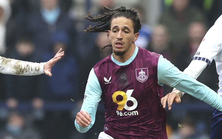 Повдигнаха обвинение на футболист на Бърнли след грозен инцидент с фенове