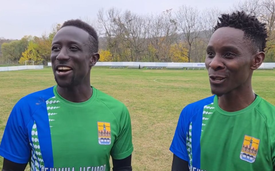 Двама футболисти от Уганда станаха хит в Русе (видео)
