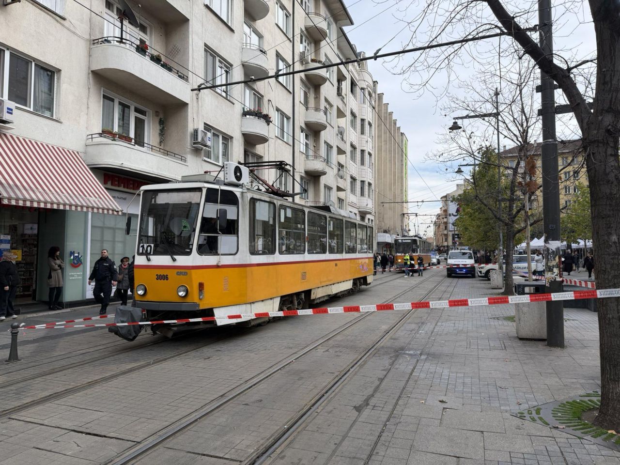 <p>Инцидент с трамвай блокира центъра на София на площад Славейков. На място има множество екипи на полицията, районът е отцепен с полицейски ленти. Един от трамваите е блъснал пешеходка. Причините за инцидента се изясняват.</p>