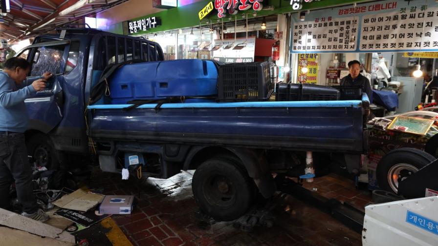 Камион се вряза в пазар в Южна Корея: 2 жени загинаха, 18 ранени