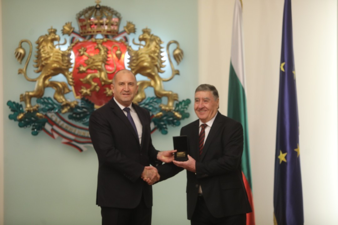 <p>Държавният глава удостои с Почетния знак изявени български спортисти и спортни деятели за изключителните им заслуги към българския и световния спорт. Отличени бяха Стоян Димитров, Любомир Ганев, Серафим Бързаков и Мария Петрова. Наградата бе връчена по повод кръгли годишнини и значимия им принос към развитието на Олимпийското движение и младите таланти.</p>