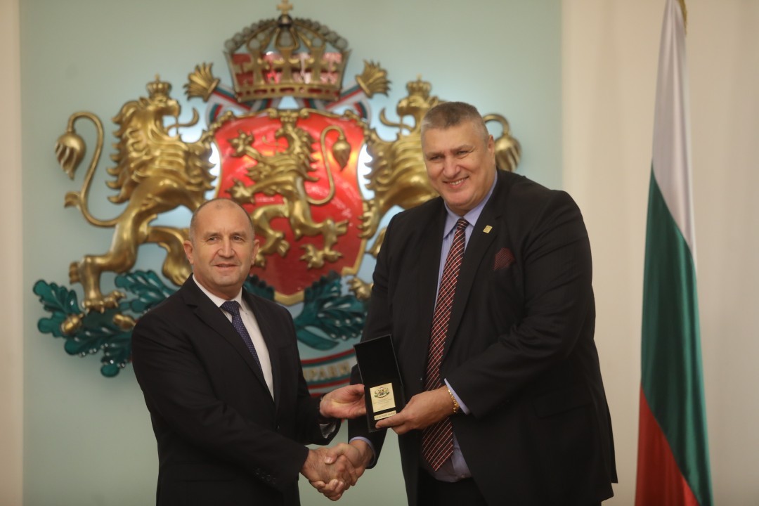 <p>Държавният глава удостои с Почетния знак изявени български спортисти и спортни деятели за изключителните им заслуги към българския и световния спорт. Отличени бяха Стоян Димитров, Любомир Ганев, Серафим Бързаков и Мария Петрова. Наградата бе връчена по повод кръгли годишнини и значимия им принос към развитието на Олимпийското движение и младите таланти.</p>