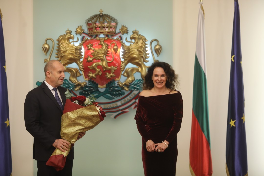 <p>Държавният глава удостои с Почетния знак изявени български спортисти и спортни деятели за изключителните им заслуги към българския и световния спорт. Отличени бяха Стоян Димитров, Любомир Ганев, Серафим Бързаков и Мария Петрова. Наградата бе връчена по повод кръгли годишнини и значимия им принос към развитието на Олимпийското движение и младите таланти.</p>