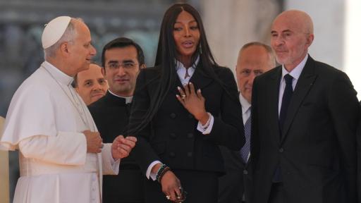 Наоми Кембъл се срещна с папата, поднесе му необичаен подарък (СНИМКИ)