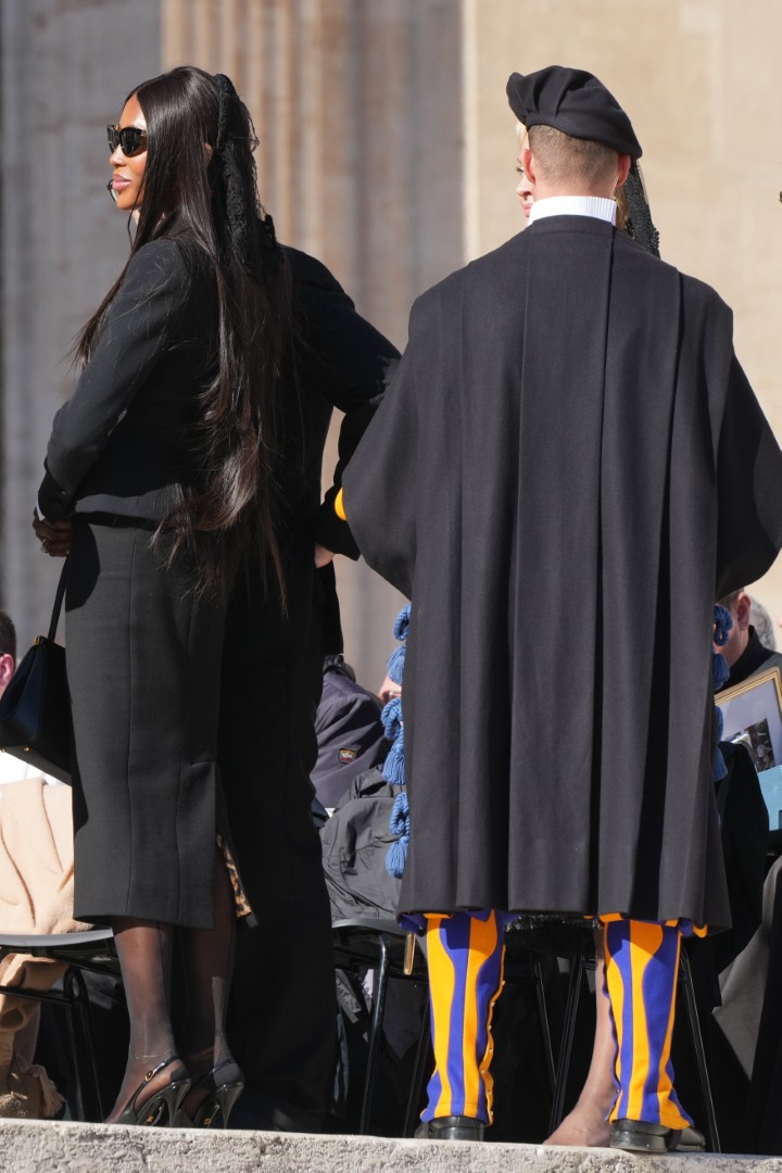 <p>55-годишният британски супермодел участва в традиционната обща аудиенция на площад &bdquo;Свети Петър&ldquo; &ndash; събитие, което се провежда всяка сряда, когато папата е в Рим. То дава възможност на поклонници и посетители да получат лично благословията му.</p>