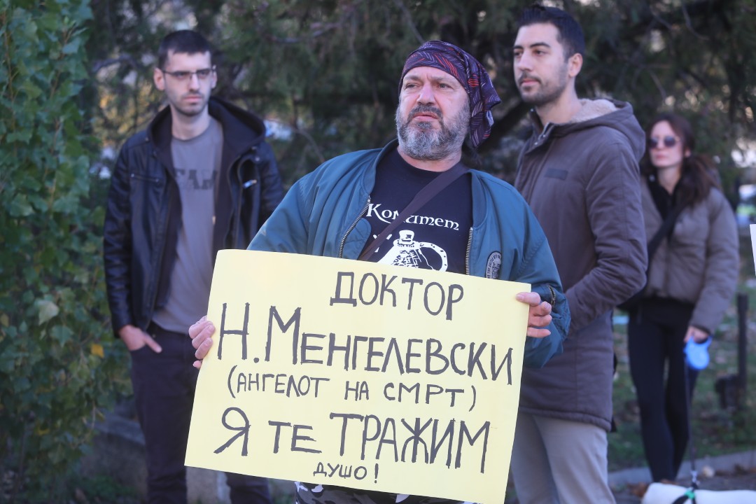 <p>Протест срещу насилието над животни се проведе пред ВМА. Протестът е организиран от &quot;Приятели на Мечо&quot; и &quot;Невидими животни&quot;. Повод за недоволството е прегазването на кучето Мая в София. Протестиращите искат &quot;Справедливост за Мая&quot;. Протестиращите настояват ВМА да уволни доктор Ненад Цоневски, който беше заснет да минава с автомобил през кучето пред гараж в квартал &quot;Разсадника&quot;.</p>