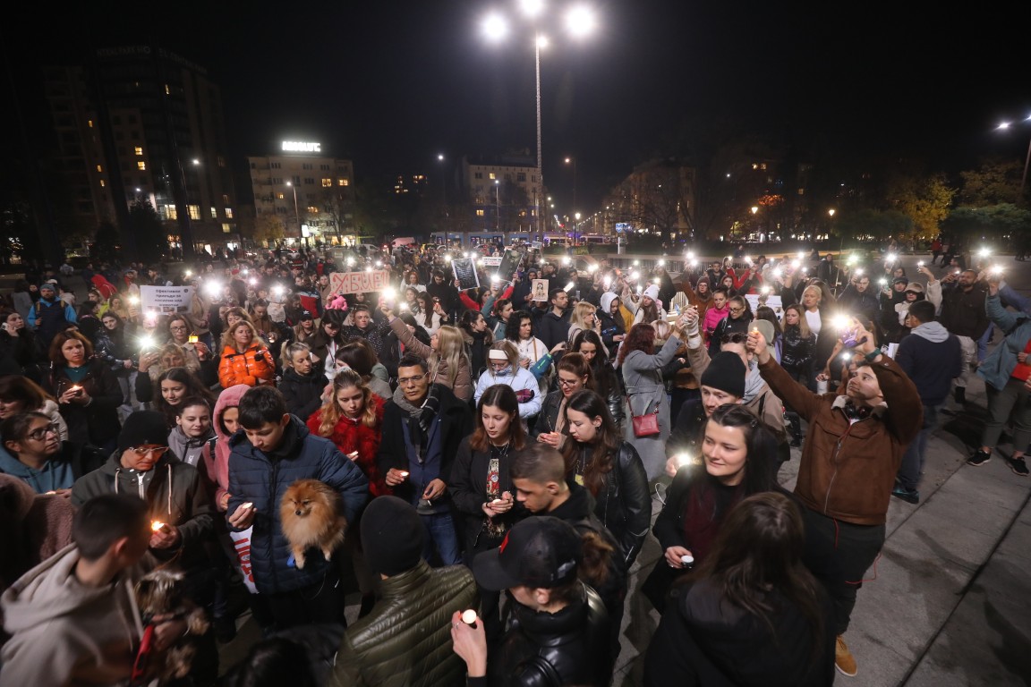 <p>Под надслов &bdquo;Справедливост за Мая&ldquo; граждани се събраха пред Военномедицинска академия (ВМА) на протест срещу жестокостта към животните. Събралите се протестиращи преминаха с шествие до НДК, където протестът приключи.</p>