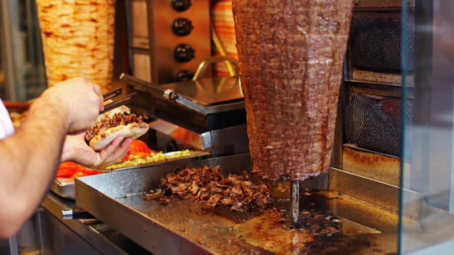 Над 150 души се натровиха с дюнери в Турция