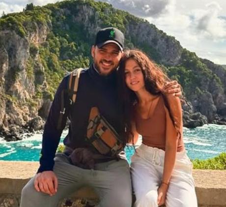 Любовта не винаги чака зад кулисите — понякога тя заема