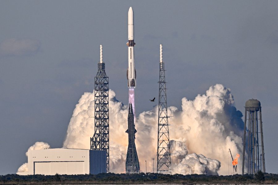 <p>Компания &quot;Блу Ориджин&quot; на американския милиардер Джеф Безос изстреля от стартовата площадка във Флорида огромната си ракета &quot;Ню Глен&quot; с два орбитални апарата на НАСА за наблюдение на Марс, предаде Ройтерс.</p>