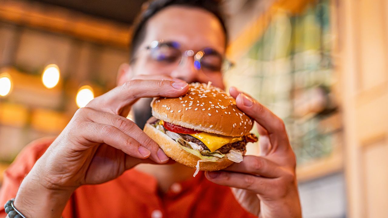 Трагедия в Гърция: Млад мъж погълна цял бургер, в критично състояние е