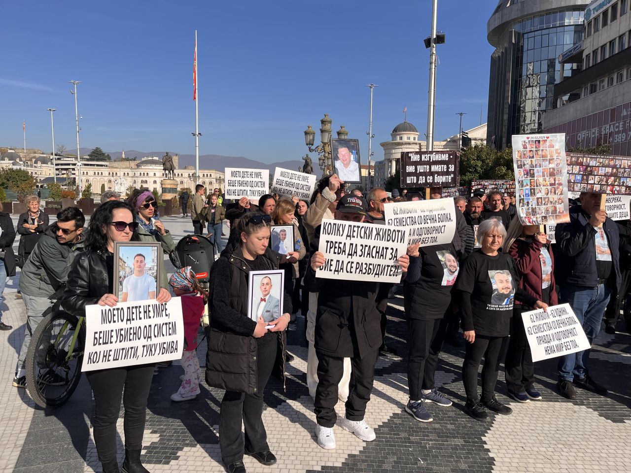 <p>В македонската столица Скопие тръгна &bdquo;Маршът за ангелите&ldquo; &ndash; протестно шествие в памет на 63-мата младежи, загинали при пожара в дискотека &bdquo;Пулс&ldquo; в Кочани на 16-ти март тази година.</p>