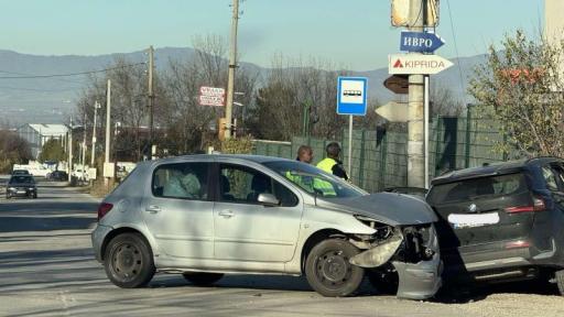 Две коли се удариха челно на изхода на Лозен
