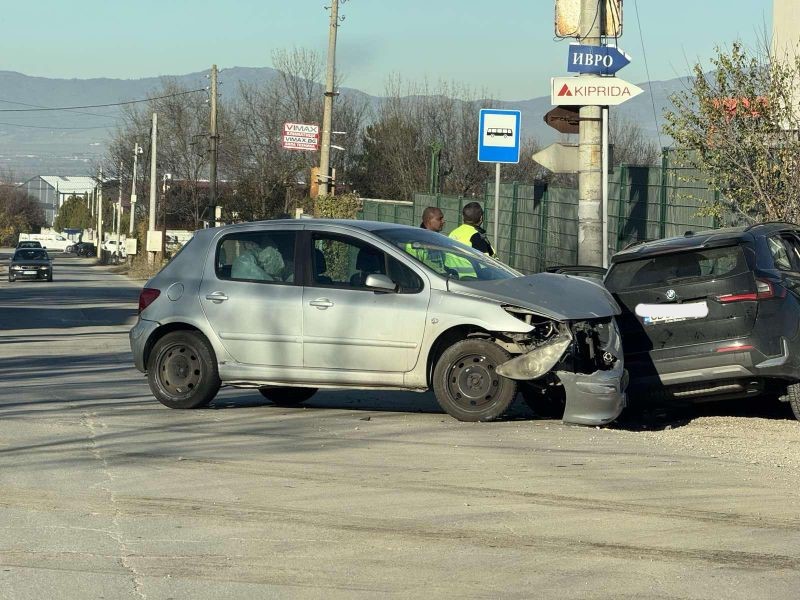 Две коли се удариха челно на изхода на Лозен