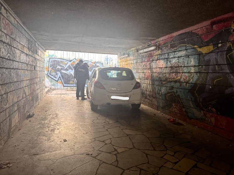 <p>Кола с чуждестранна регистрация е паркирана в подлез във Варна.</p>