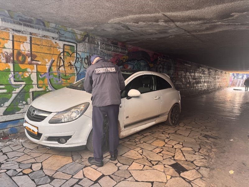 <p>Кола с чуждестранна регистрация е паркирана в подлез във Варна.</p>