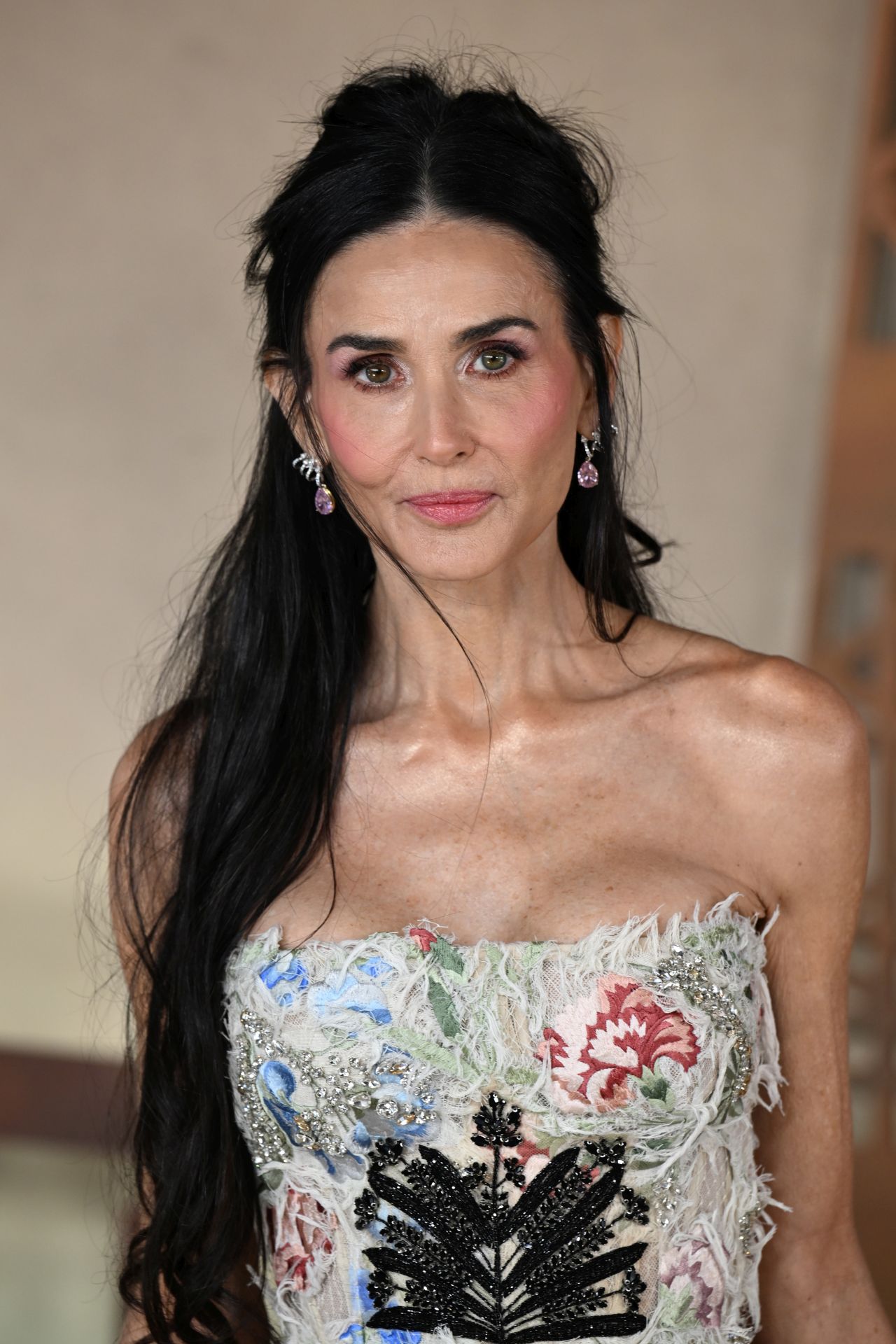 <p>На премиерата на &bdquo;Landman&ldquo; Деми Мур впечатли с бродирана рокля без презрамки, допълнена с елегантни обувки в телесен цвят и диамантени обеци, а визията ѝ плени всички на червения килим в Лондон.</p>