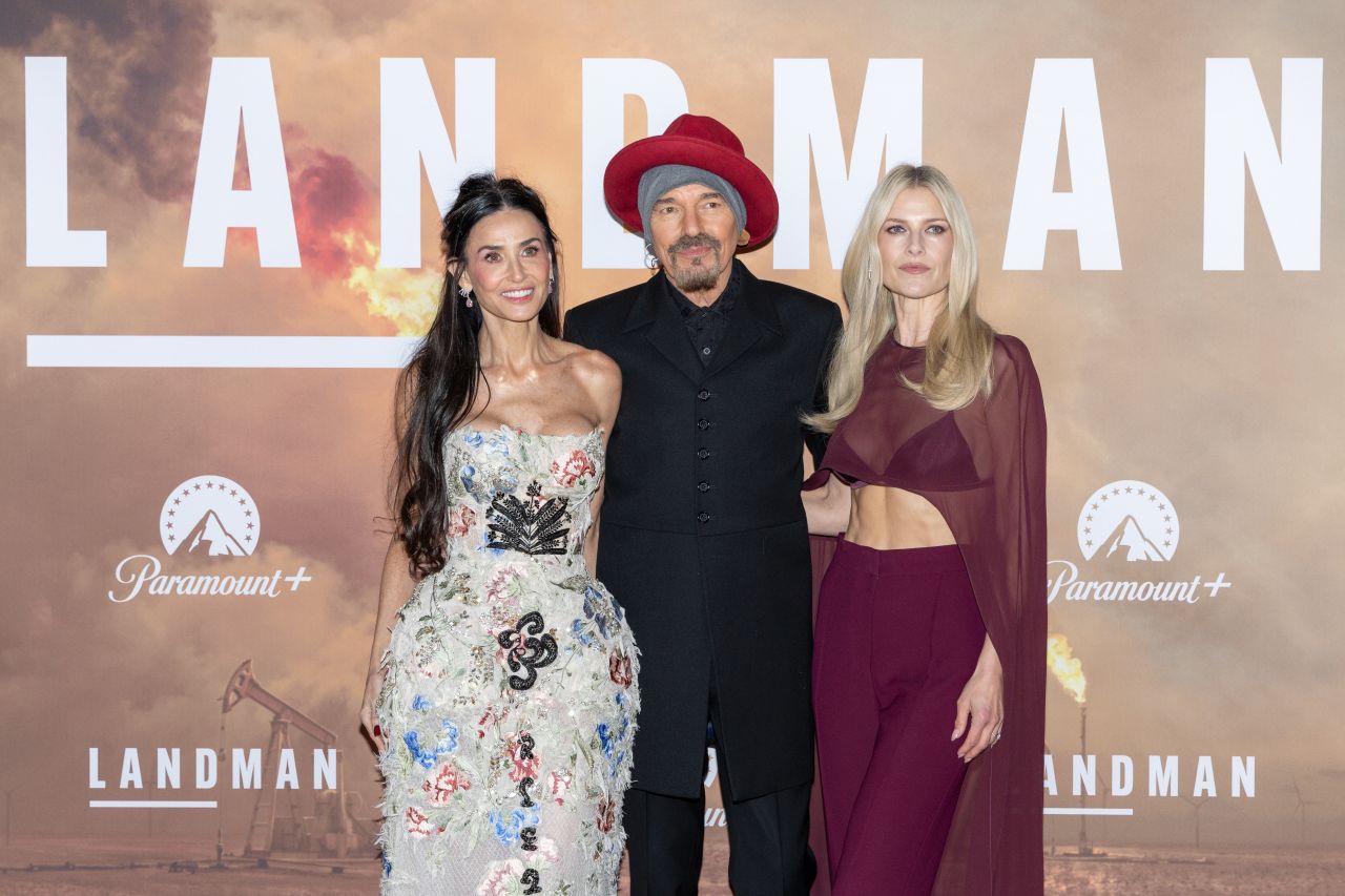 <p>На премиерата на &bdquo;Landman&ldquo; Деми Мур впечатли с бродирана рокля без презрамки, допълнена с елегантни обувки в телесен цвят и диамантени обеци, а визията ѝ плени всички на червения килим в Лондон.</p>