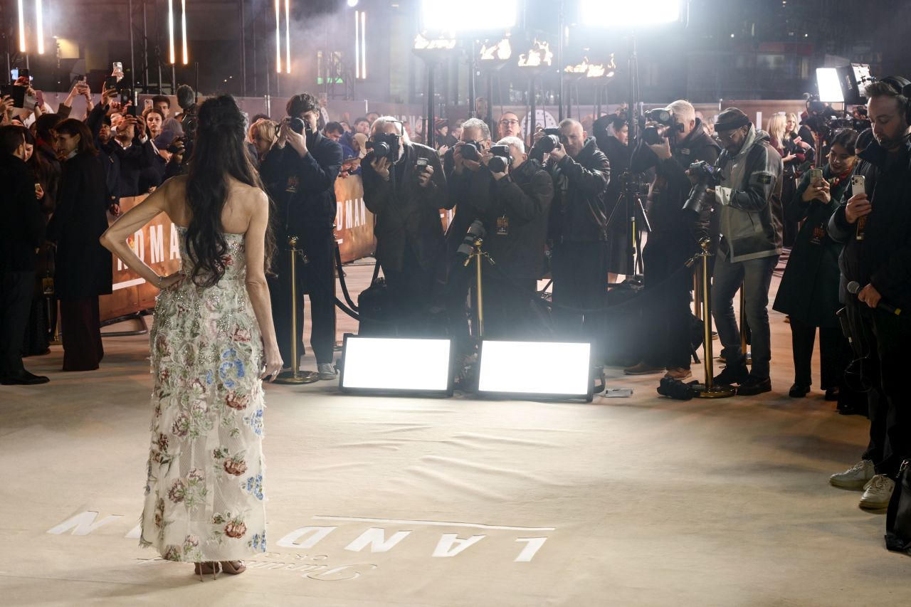 <p>На премиерата на &bdquo;Landman&ldquo; Деми Мур впечатли с бродирана рокля без презрамки, допълнена с елегантни обувки в телесен цвят и диамантени обеци, а визията ѝ плени всички на червения килим в Лондон.</p>