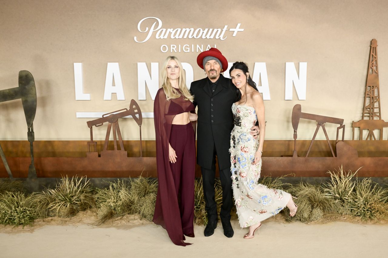 <p>На премиерата на &bdquo;Landman&ldquo; Деми Мур впечатли с бродирана рокля без презрамки, допълнена с елегантни обувки в телесен цвят и диамантени обеци, а визията ѝ плени всички на червения килим в Лондон.</p>