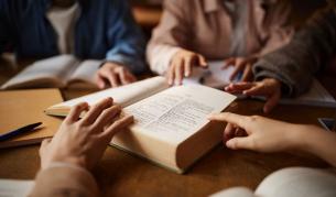 „Парасоциален“ стана дума на годината според речника на Кеймбридж - ето защо