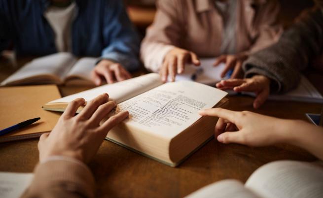 „Парасоциален“ стана дума на годината според речника на Кеймбридж - ето защо