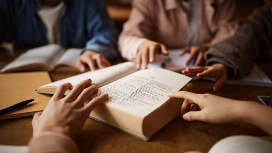 „Парасоциален“ стана дума на годината според речника на Кеймбридж - ето защо