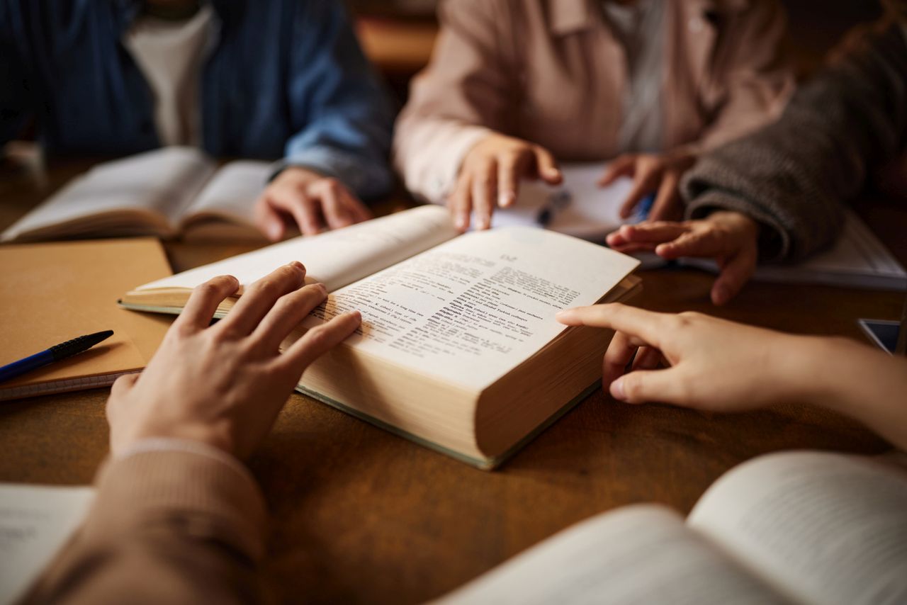 „Парасоциален“ стана дума на годината според речника на Кеймбридж - ето защо