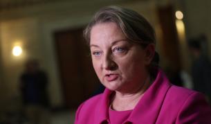 Сачева призова за законодателни промени за коледните добавки