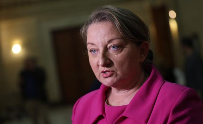 Сачева призова за законодателни промени за коледните добавки