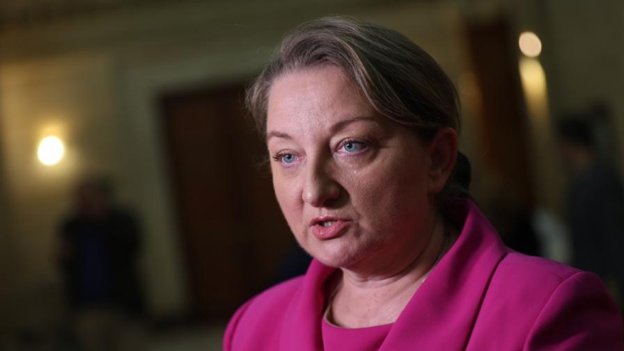 Сачева призова за законодателни промени за коледните добавки