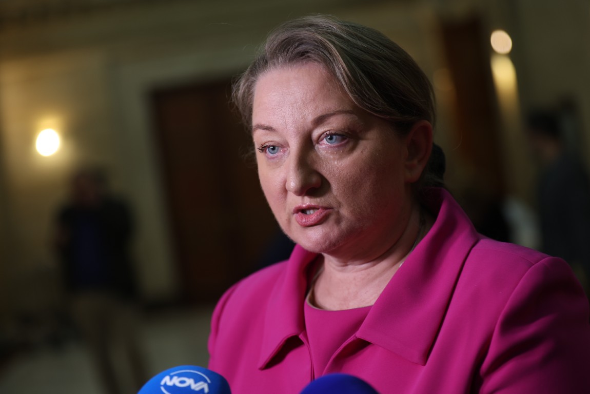 Сачева призова за законодателни промени за коледните добавки