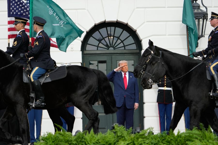 <p>Футболната суперзвезда Кристиано Роналдо, най-богатият човек в света - Илон Мъск, и шефът на &quot;Нвидиа&quot; (Nvidia) - компанията с най-голяма пазарна капитализация в света, бяха сред гостите на вечерята, която президентът на САЩ Доналд Тръмп даде в Белия дом в чест на саудитския престолонаследник Мохамед бин Салман, предаде Ройтерс.</p>