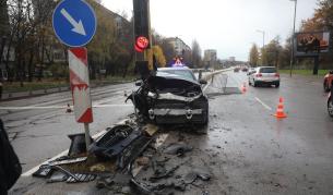 Автомобил буквално се размаза насред София