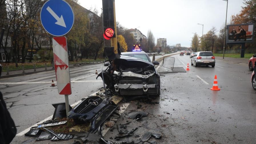 Автомобил буквално се размаза насред София
