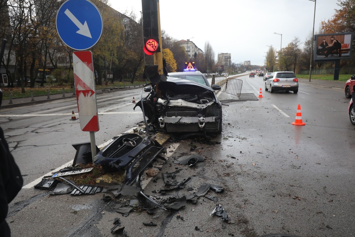 Автомобил буквално се размаза насред София