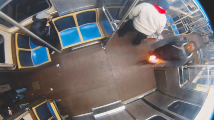 Мъж подпали жена в метрото в Чикаго, обвиниха го в тероризъм