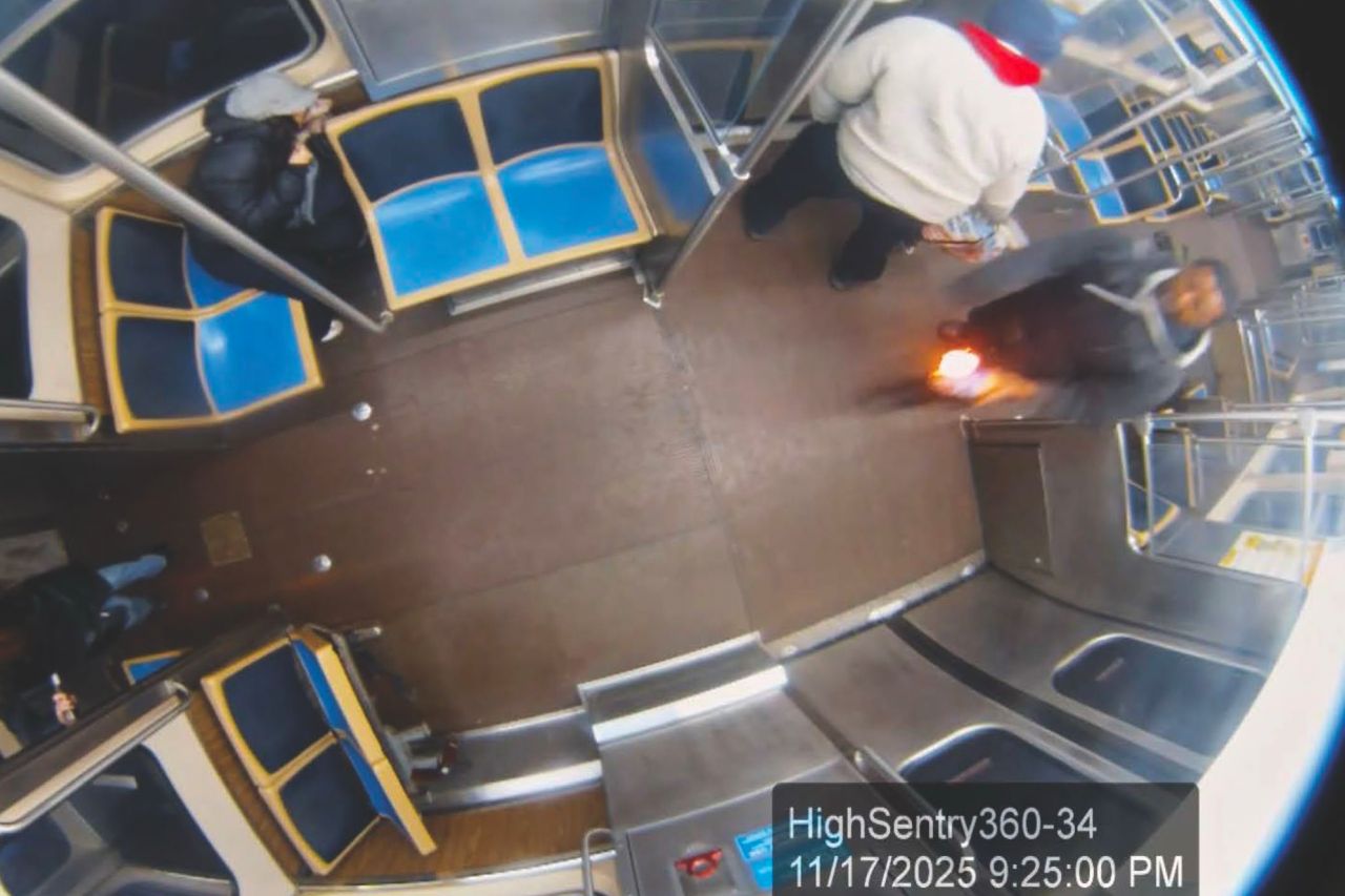 Мъж подпали жена в метрото в Чикаго, обвиниха го в тероризъм