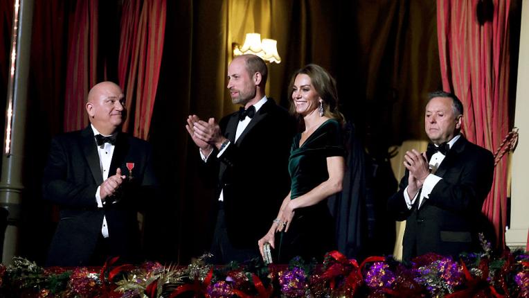 Кралско завръщане: Кейт и Уилям сияят на Royal Variety Performance 2025 (СНИМКИ)