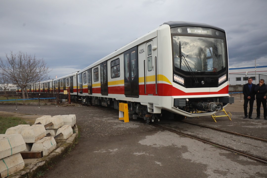 <p>Новите метровлакове на София бяха представени днес. Съставите ще заменят най-старите руски влакове, движещи се по линии 1, 2 и 4, и ще спомогнат за намаляване на интервала за движение по втора метролиния след пускането в експлоатация на новата метростанция &bdquo;Панчо Владигеров&ldquo;, разположена между станциите &bdquo;Сливница&ldquo; и &bdquo;Обеля&ldquo;.</p>