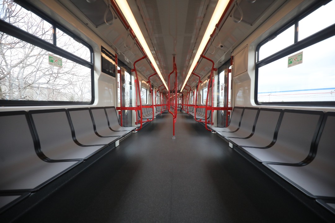 <p>Новите метровлакове на София бяха представени днес. Съставите ще заменят най-старите руски влакове, движещи се по линии 1, 2 и 4, и ще спомогнат за намаляване на интервала за движение по втора метролиния след пускането в експлоатация на новата метростанция &bdquo;Панчо Владигеров&ldquo;, разположена между станциите &bdquo;Сливница&ldquo; и &bdquo;Обеля&ldquo;.</p>